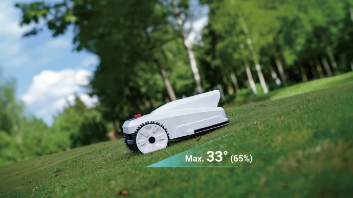 Kabelfri robotgräsklippare FV2000 navigerar i trädgård med hinder och planteringar