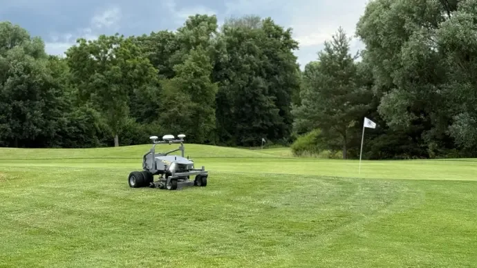 FJD robotgräsklippare på golfbana