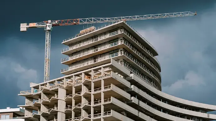 Byggnad under uppförande med kran