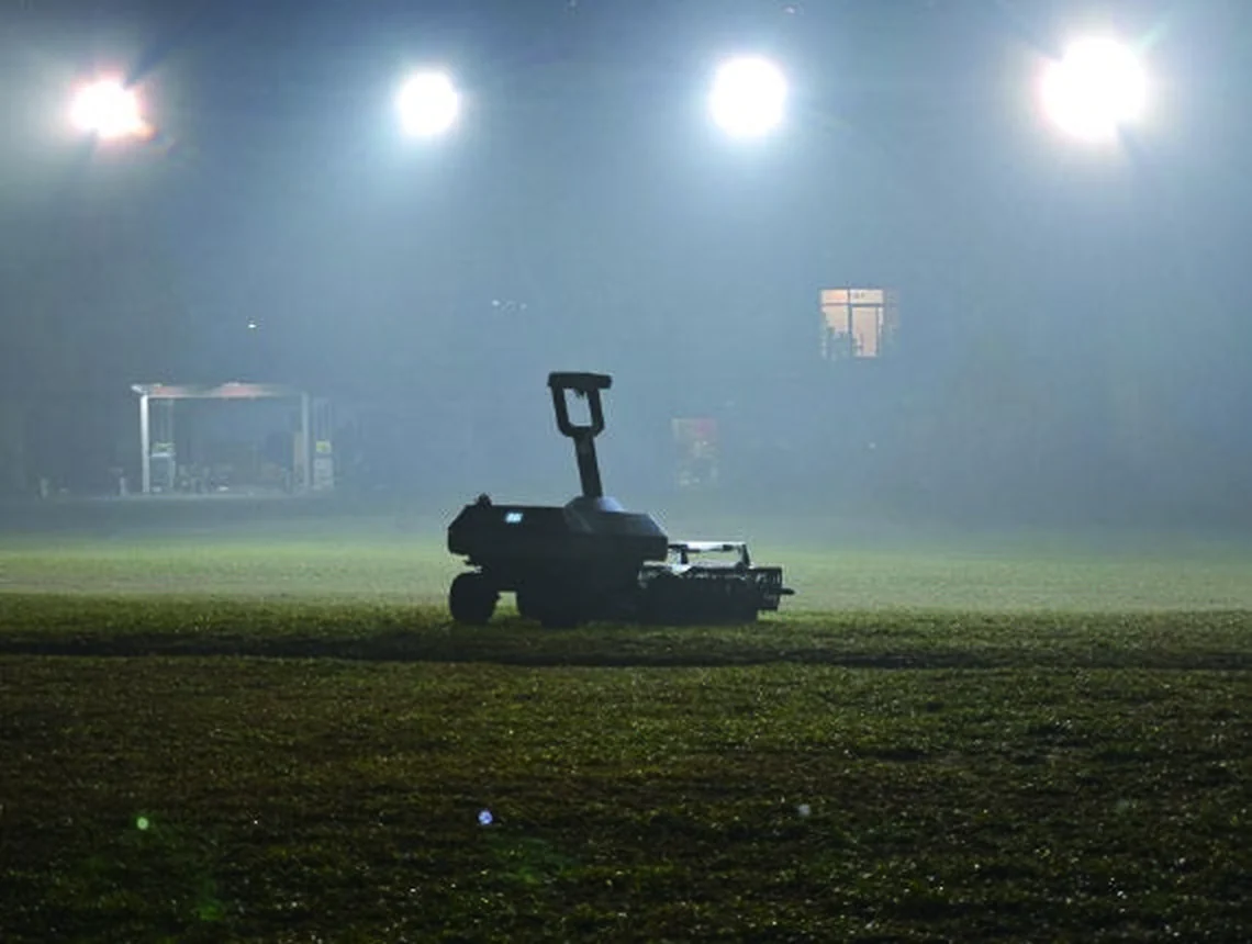 WayPick 2 plockar bollar nattetid på en flomljusbelyst drivingrange i dimma