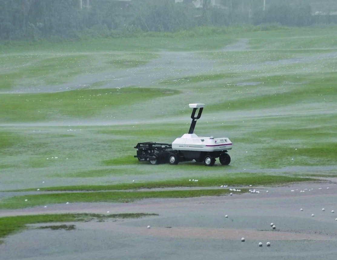WayPick 2 arbetar på en genomblöt drivingrange med stående vatten på ytan