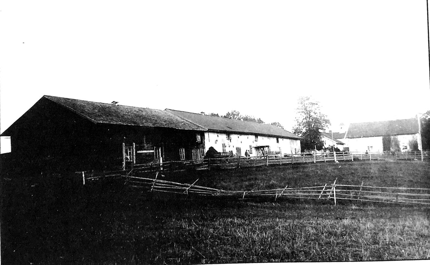 Ladugården vid Prästhytte herrgård fotograferad 1946