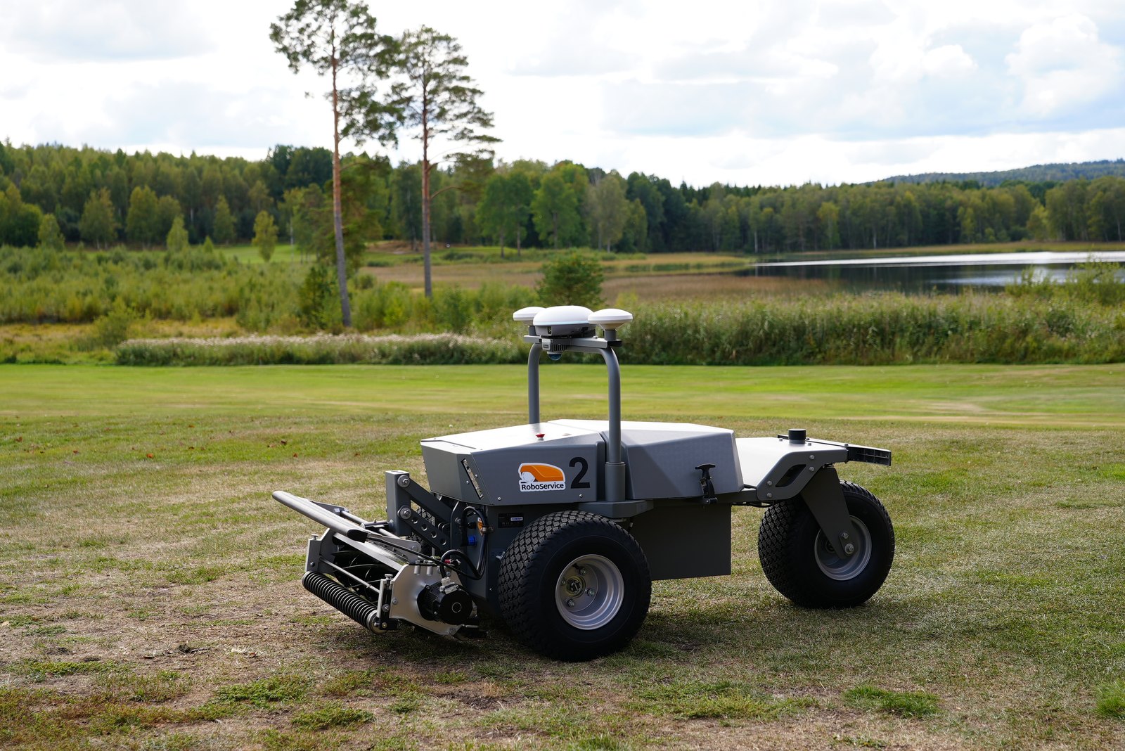 FJD RCM01 cylinderrobotklippare på fairway vid Prästhyttesjön, Hedemora Golfklubb