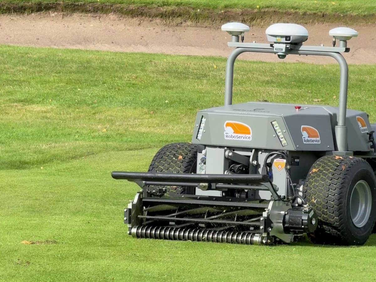 FJD RCM01 klipper på en fairway