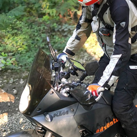 RAM X-Grip-fäste på ett fordons vindrutekarm i tuff terräng