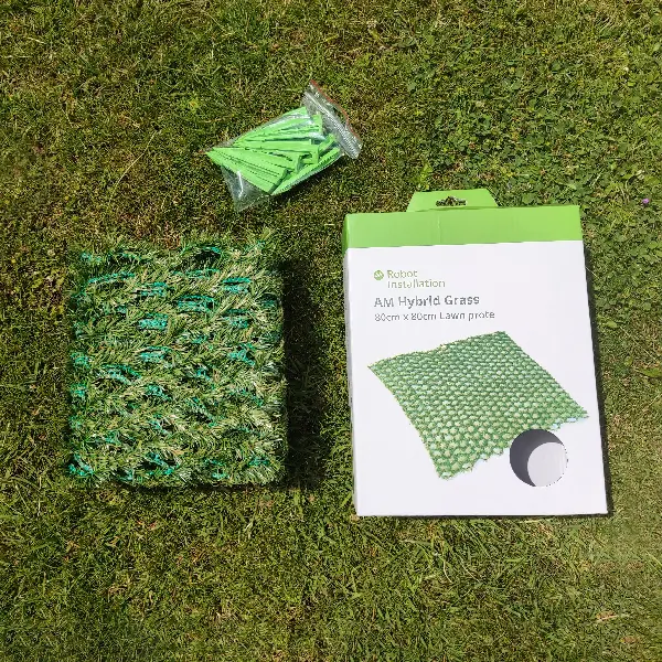 AM Hybridgräs 80x80cm - innehåll i förpackningen med nedbrytbara markpluggar