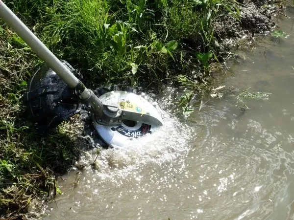 IDECH Power Rotary Scissors - cutting at the edge of a waterway