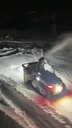 Nortec Explore X1 snöslunga röjer på natten med strålkastare
