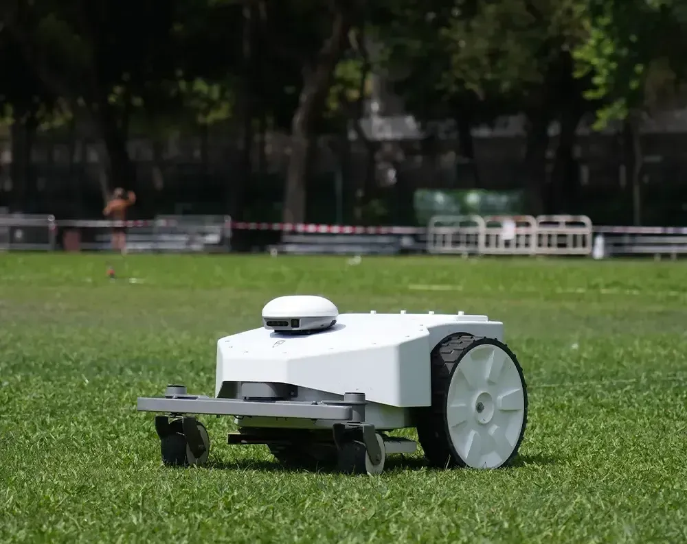 RoboService presenterar FRX på en yta.webp